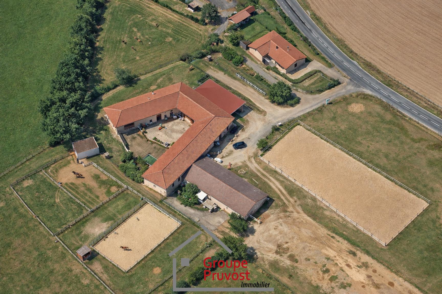 gedeon-photo-504c92d6cacd96cc3f165cde18d2bed2 Corps de ferme avec terrain et box