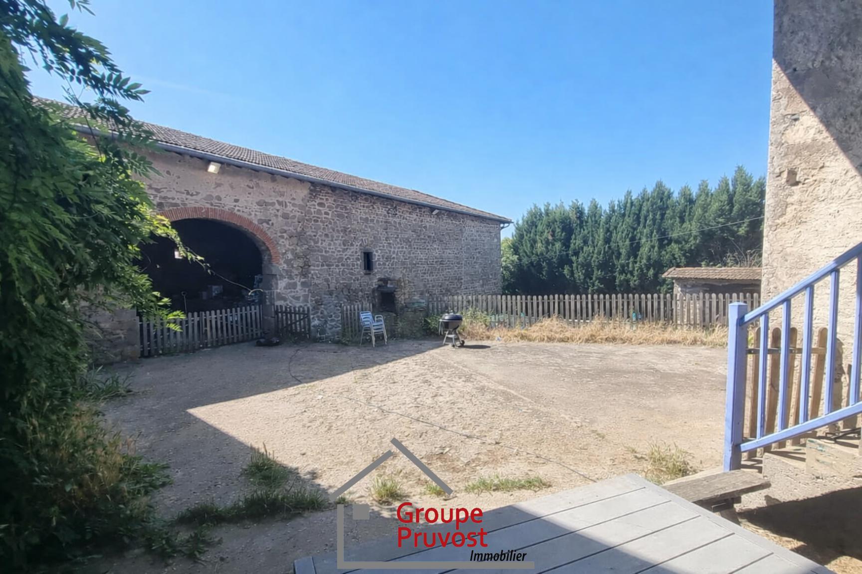gedeon-photo-560b1f1e7376cd5173aa97dc353a1be6 Corps de ferme avec terrain et box