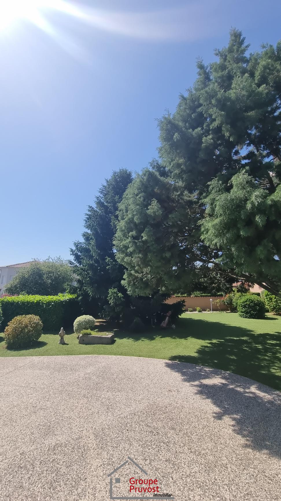 Très belle bâtisses terrain 1343 m²