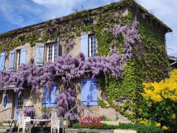 Vente Maison de village 200 m² à Renaison 99 900 €