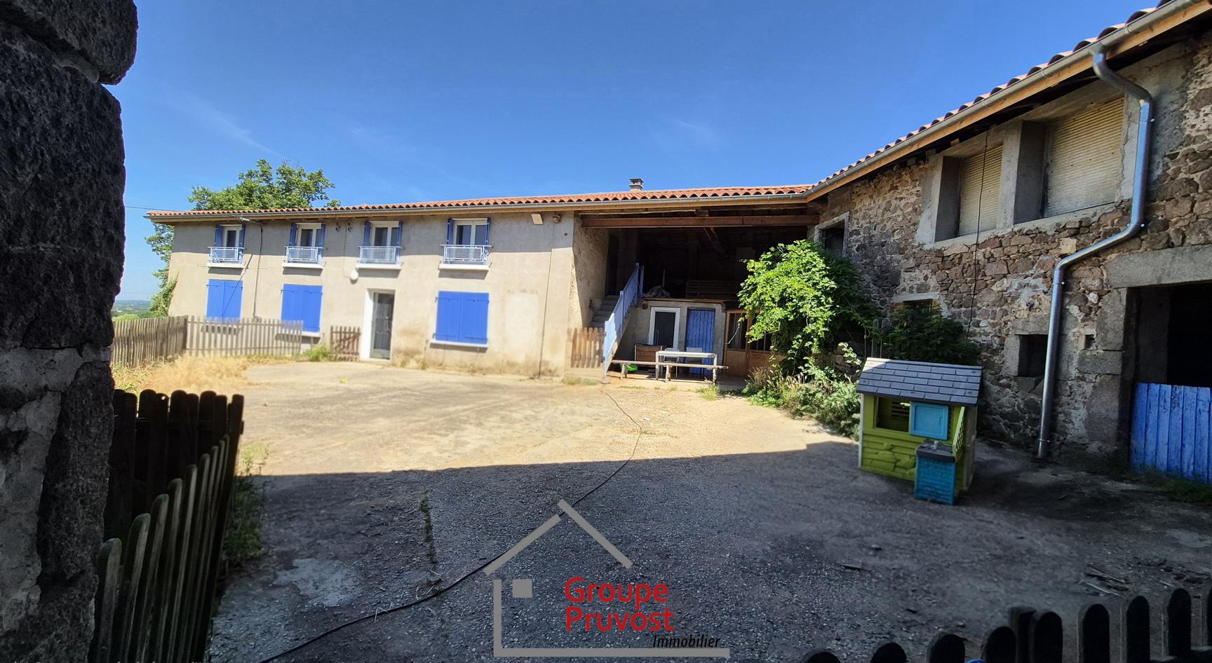 gedeon-photo-c2a86a7dfc2c5285928a6fbf6115f83a Corps de ferme avec terrain et box