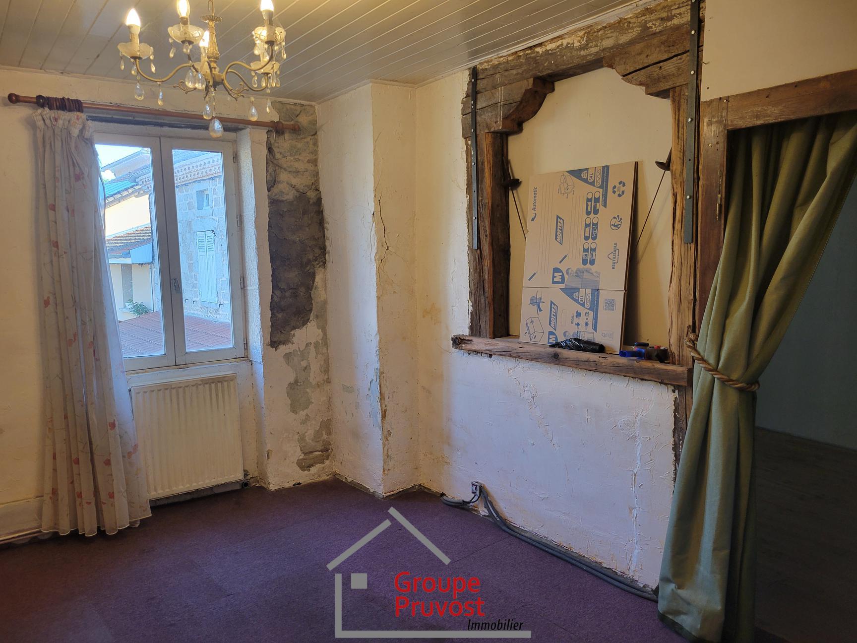 Vente Maison de village 200 m² à Renaison 99 900 €