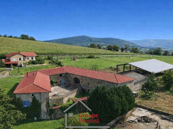 Corps de ferme avec terrain et box