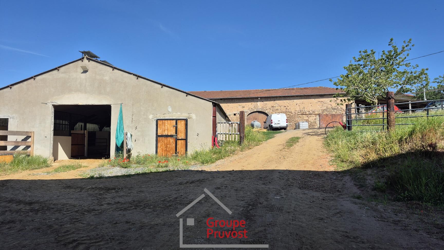 gedeon-photo-de348588d5d595c7d69f844ce8dcf364 Corps de ferme avec terrain et box