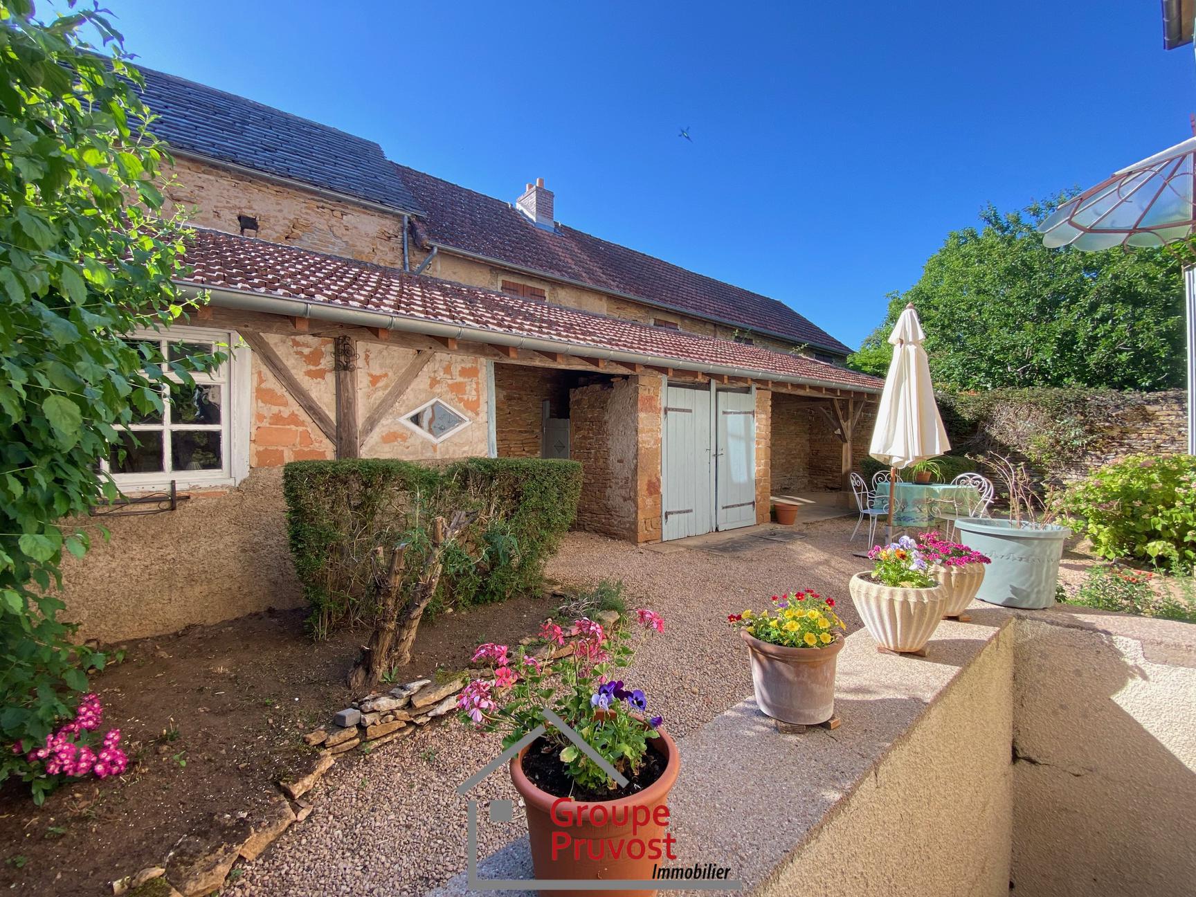 gedeon-photo-f62a205150d42a94c2b0059e3b2d7ddd Maison de village